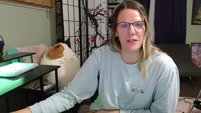 Snapshot of Sarahtineke chatting on 11.10.25 Sarahtineke online show from 11.10.25