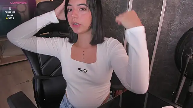 Snapshot of NicolRoss_ chatting on 10.22.25 NicolRoss  online show from 10.22.25