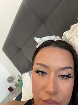 Snapshot of deliaroyal chatting on 10.18.25 deliaroyal online show from 10.18.25