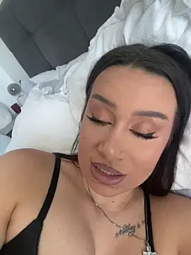 Snapshot of deliaroyal chatting on 10.29.25 deliaroyal online show from 10.29.25