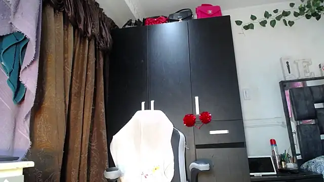 Snapshot of emma_hoot1 chatting on 12.14.24 emma hoot1 online show from 12.14.24
