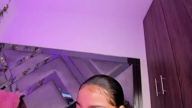 Iris hott1 online show from 12.18.24