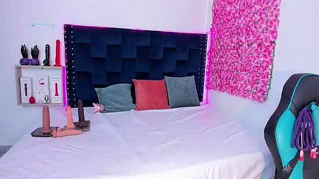 SaraApril 1 online show from 10.15.25