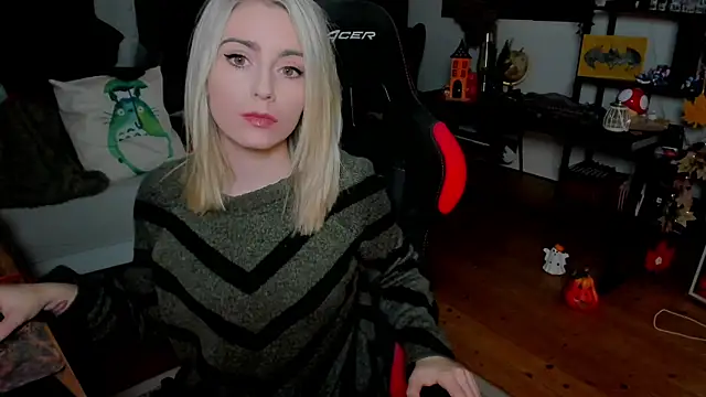 Lisaonthemoon online show from 10.22.25