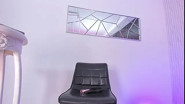 Snapshot of Mell_Saenz chatting on 10.25.25 Mell Saenz online show from 10.25.25