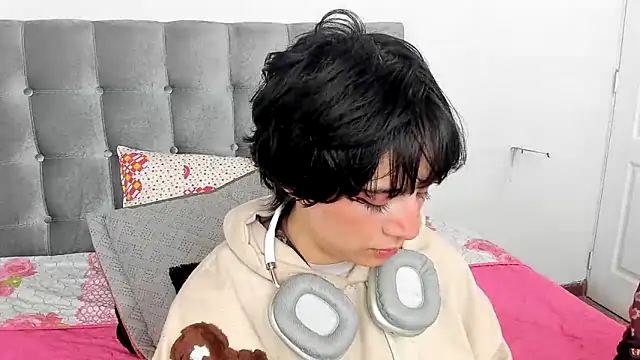 Snapshot of hey_noraly chatting on 02.04.25 hey noraly online show from 02.04.25