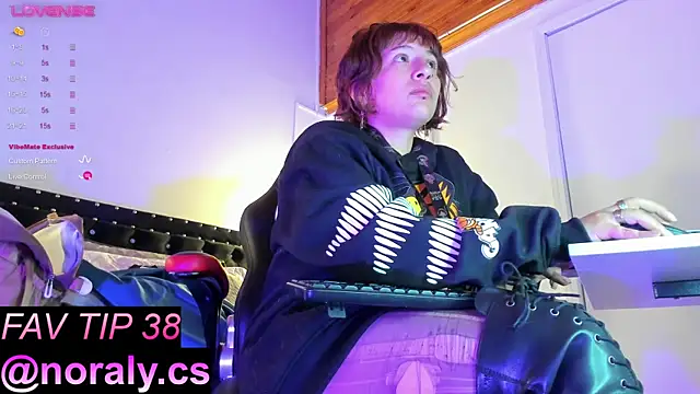 Snapshot of hey_noraly chatting on 09.29.25 hey noraly online show from 09.29.25