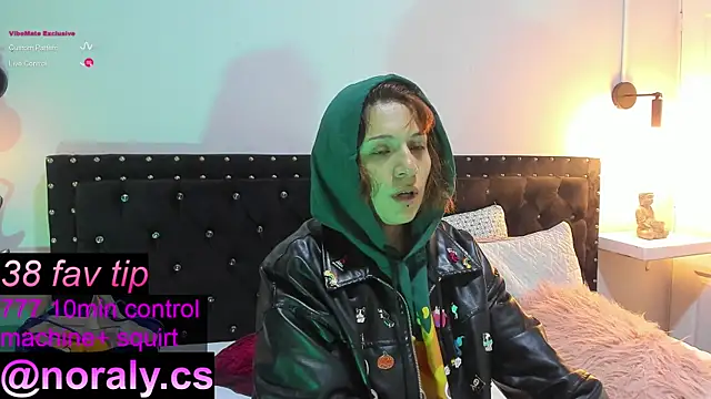 Snapshot of hey_noraly chatting on 10.11.25 hey noraly online show from 10.11.25