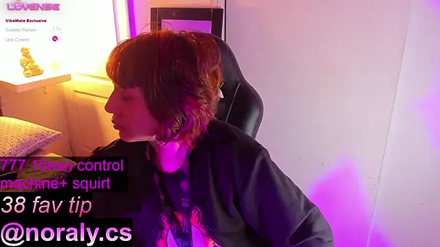 Snapshot of hey_noraly chatting on 10.16.25 hey noraly online show from 10.16.25