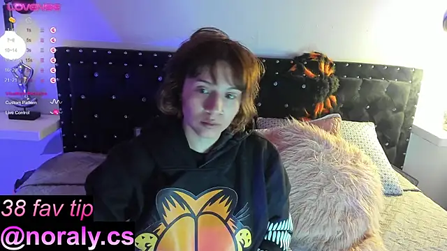 Snapshot of hey_noraly chatting on 10.17.25 hey noraly online show from 10.17.25