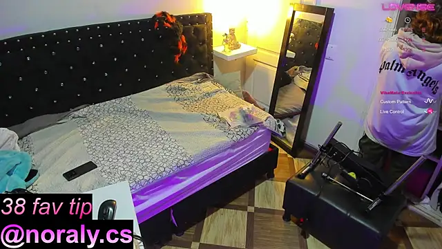 Snapshot of hey_noraly chatting on 10.29.25 hey noraly online show from 10.29.25