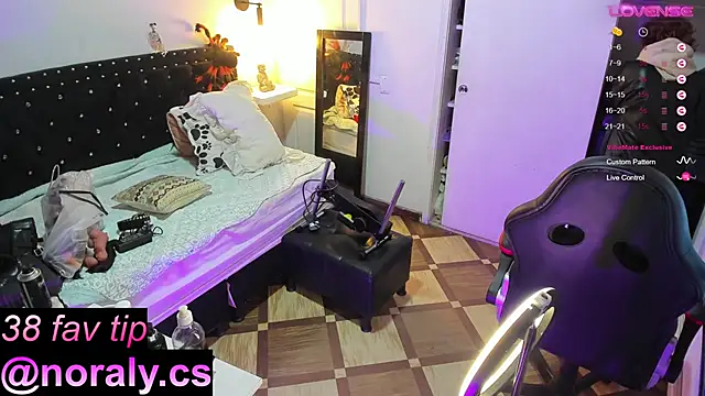 Snapshot of hey_noraly chatting on 10.31.25 hey noraly online show from 10.31.25