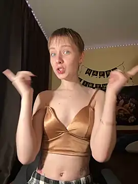 Crayzy Luv online show from 02.28.25