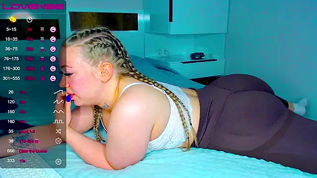 kitti kaattt online show from 10.14.25