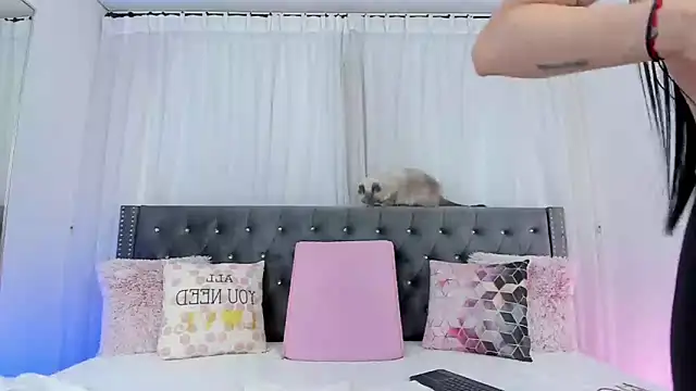 Snapshot of IsabellaJames chatting on 03.12.25 IsabellaJames online show from 03.12.25