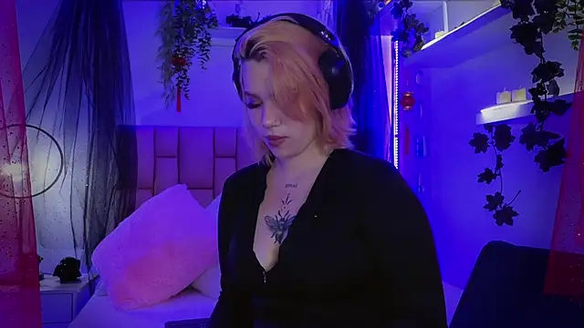 Snapshot of albaismynameX chatting on 10.27.25 albaismynameX online show from 10.27.25