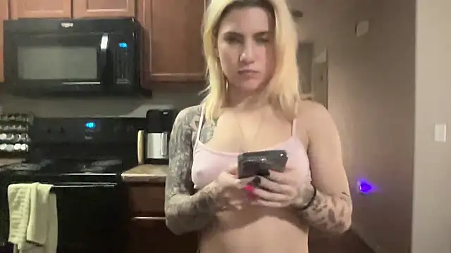 Snapshot of NatalieKneals chatting on 01.05.25 NatalieKneals online show from 01.05.25