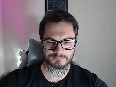 Snapshot of clark_r chatting on 04.28.26 clark r online show from 04.28.26
