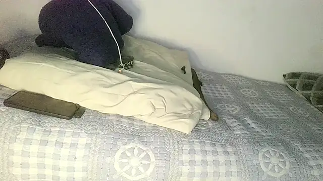 Snapshot of UncutToyBoy23cm chatting on 09.28.25 UncutToyBoy23cm online show from 09.28.25