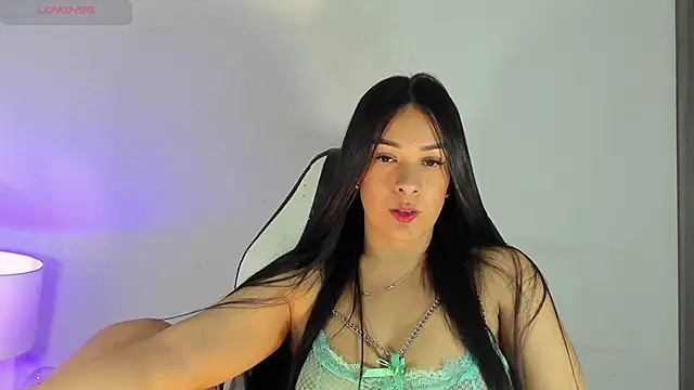 bella hadid1  online show from 12.05.24