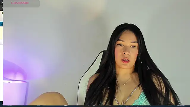 bella hadid1  online show from 02.22.25