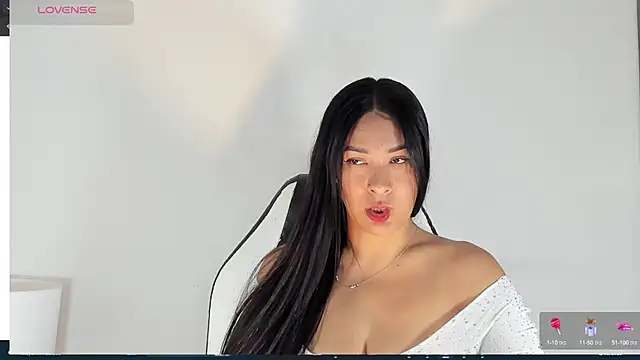 bella hadid1  online show from 03.02.25