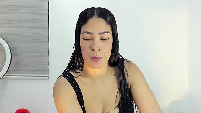 bella hadid1  online show from 12.20.25