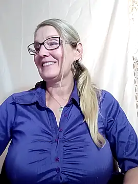 Snapshot of irinamaux chatting on 01.17.25 irinamaux online show from 01.17.25
