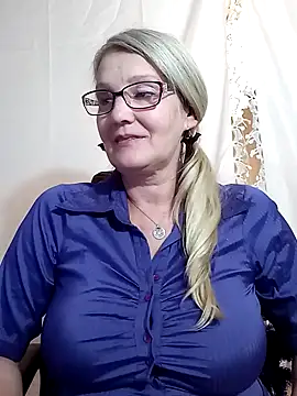 Snapshot of irinamaux chatting on 01.17.25 irinamaux online show from 01.17.25