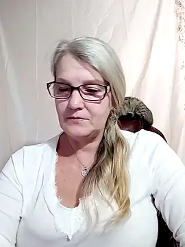 Snapshot of irinamaux chatting on 01.27.25 irinamaux online show from 01.27.25