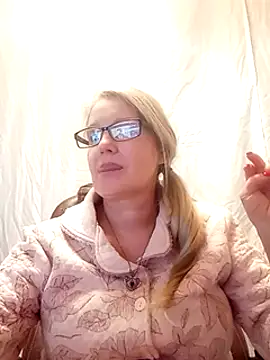 Snapshot of irinamaux chatting on 02.05.25 irinamaux online show from 02.05.25