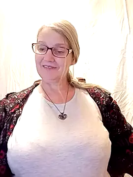 Snapshot of irinamaux chatting on 02.10.25 irinamaux online show from 02.10.25