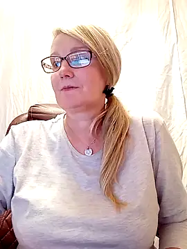 Snapshot of irinamaux chatting on 02.13.25 irinamaux online show from 02.13.25