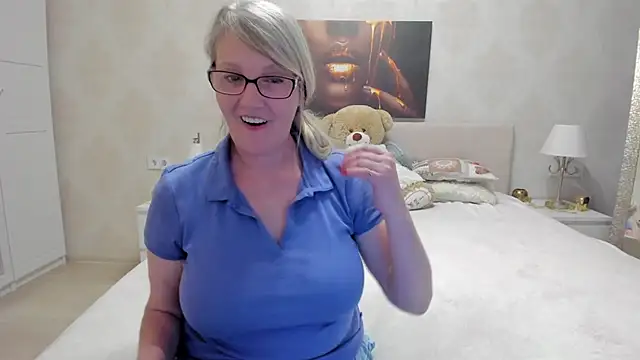 Snapshot of irinamaux chatting on 02.16.25 irinamaux online show from 02.16.25