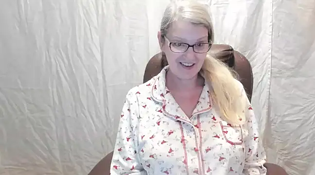 Snapshot of irinamaux chatting on 02.19.25 irinamaux online show from 02.19.25
