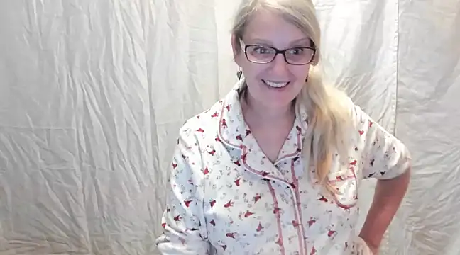 Snapshot of irinamaux chatting on 02.19.25 irinamaux online show from 02.19.25