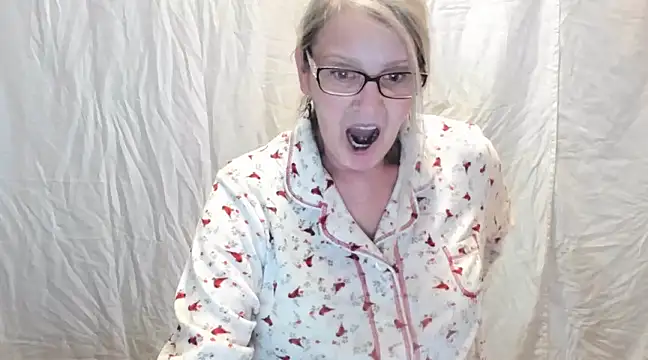 Snapshot of irinamaux chatting on 02.19.25 irinamaux online show from 02.19.25