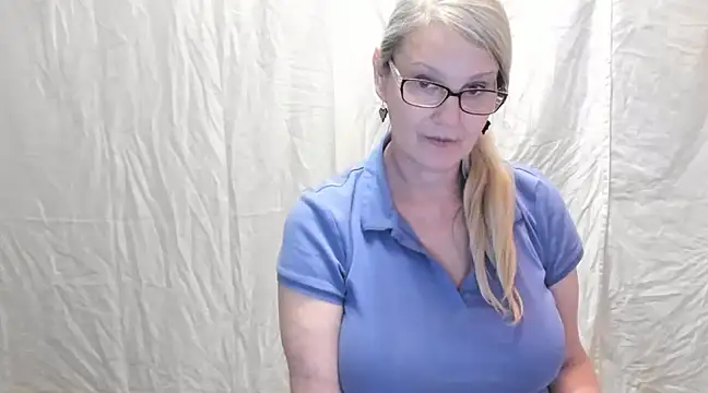 Snapshot of irinamaux chatting on 02.19.25 irinamaux online show from 02.19.25