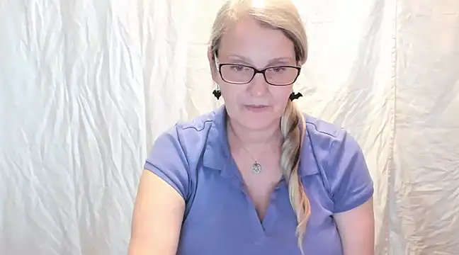 Snapshot of irinamaux chatting on 02.20.25 irinamaux online show from 02.20.25