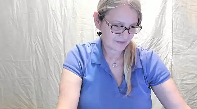 Snapshot of irinamaux chatting on 02.20.25 irinamaux online show from 02.20.25