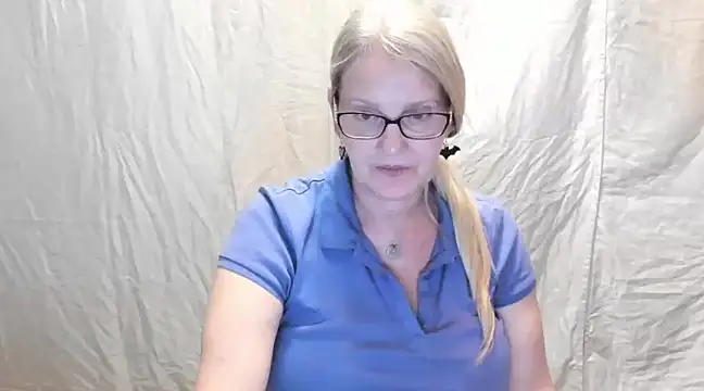 Snapshot of irinamaux chatting on 02.21.25 irinamaux online show from 02.21.25