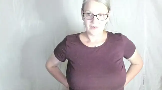 Snapshot of irinamaux chatting on 02.22.25 irinamaux online show from 02.22.25
