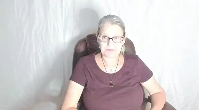Snapshot of irinamaux chatting on 02.22.25 irinamaux online show from 02.22.25
