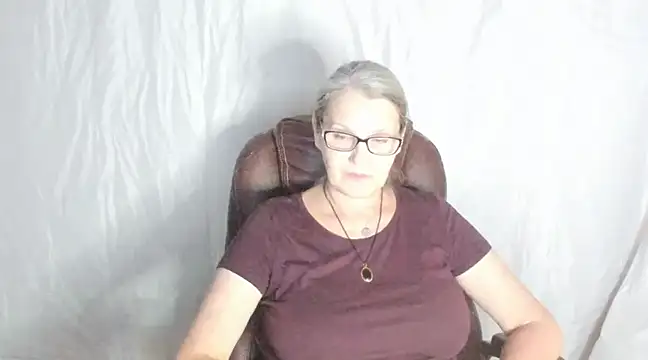Snapshot of irinamaux chatting on 02.23.25 irinamaux online show from 02.23.25