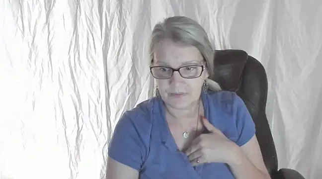 Snapshot of irinamaux chatting on 02.25.25 irinamaux online show from 02.25.25
