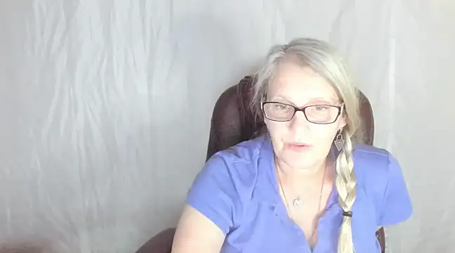 Snapshot of irinamaux chatting on 02.26.25 irinamaux online show from 02.26.25
