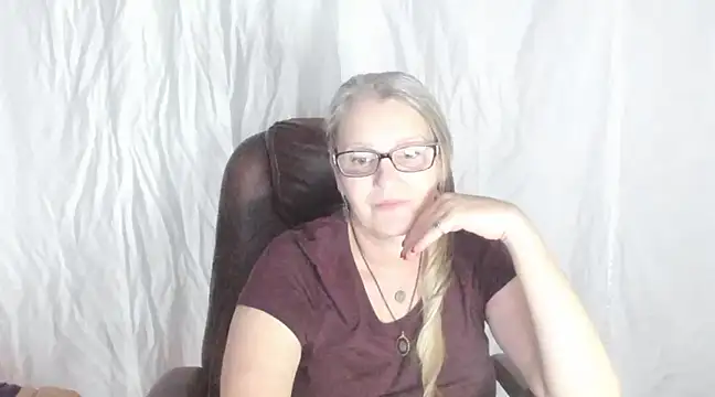 Snapshot of irinamaux chatting on 02.27.25 irinamaux online show from 02.27.25