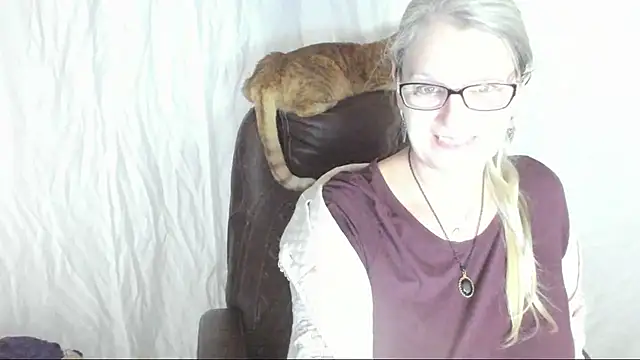 Snapshot of irinamaux chatting on 02.28.25 irinamaux online show from 02.28.25