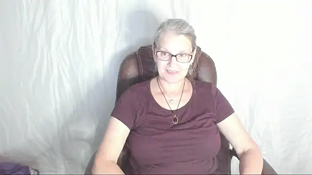 Snapshot of irinamaux chatting on 02.28.25 irinamaux online show from 02.28.25