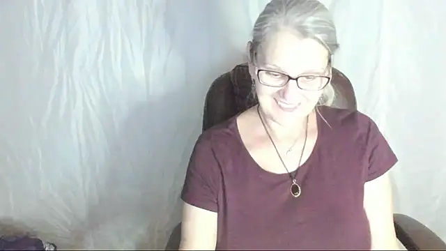 Snapshot of irinamaux chatting on 02.28.25 irinamaux online show from 02.28.25